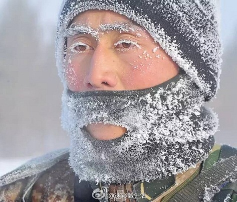 Tuyết bám trên mi mắt và lông mày một người lính đứng gác dưới cái lạnh -30 độ.